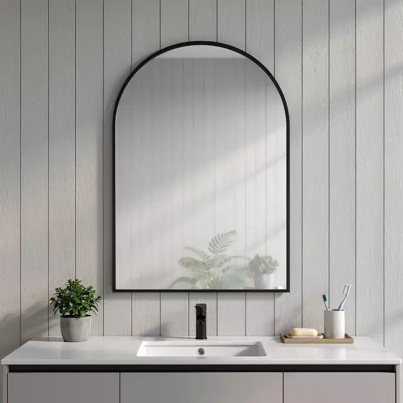 Specchio d'accento con cornice ad arco in metallo nero
