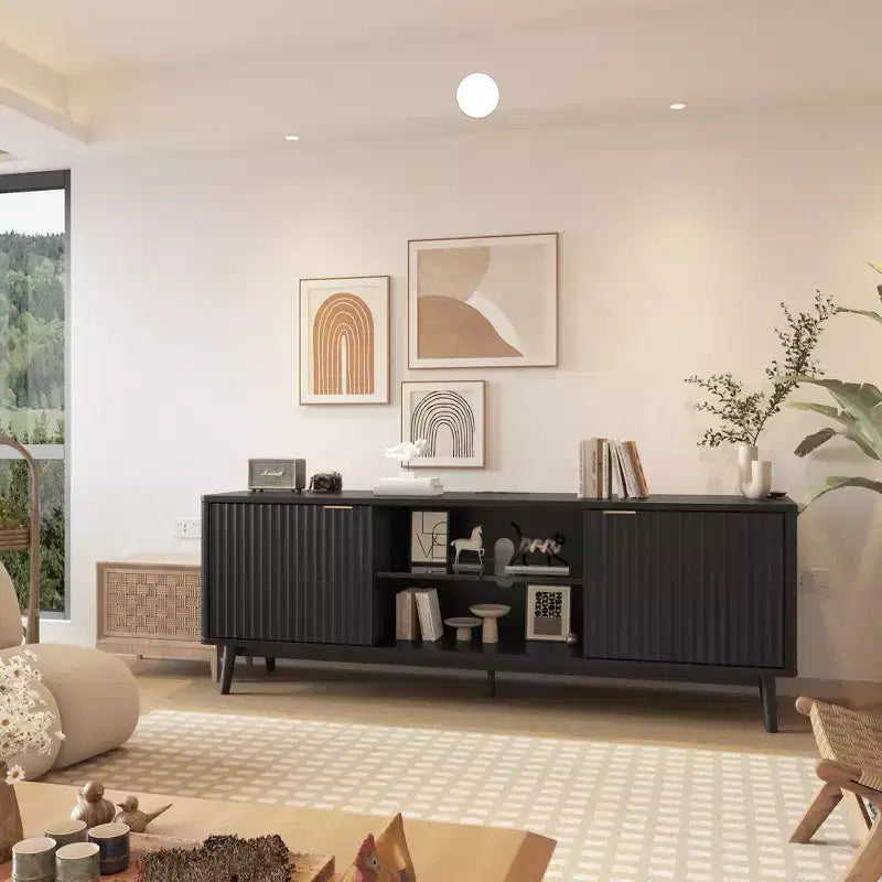 Mobile TV moderno nero da 63" con prese di corrente, ripiano regolabile, ampio spazio di archiviazione, mobile multimediale per soggiorno o camera da letto