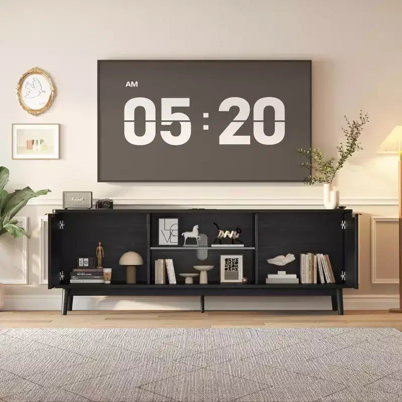 Mobile TV moderno nero da 63" con prese di corrente, ripiano regolabile, ampio spazio di archiviazione, mobile multimediale per soggiorno o camera da letto