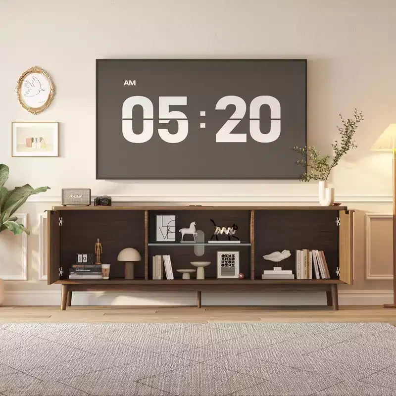Mobile TV moderno nero da 63" con prese di corrente, ripiano regolabile, ampio spazio di archiviazione, mobile multimediale per soggiorno o camera da letto