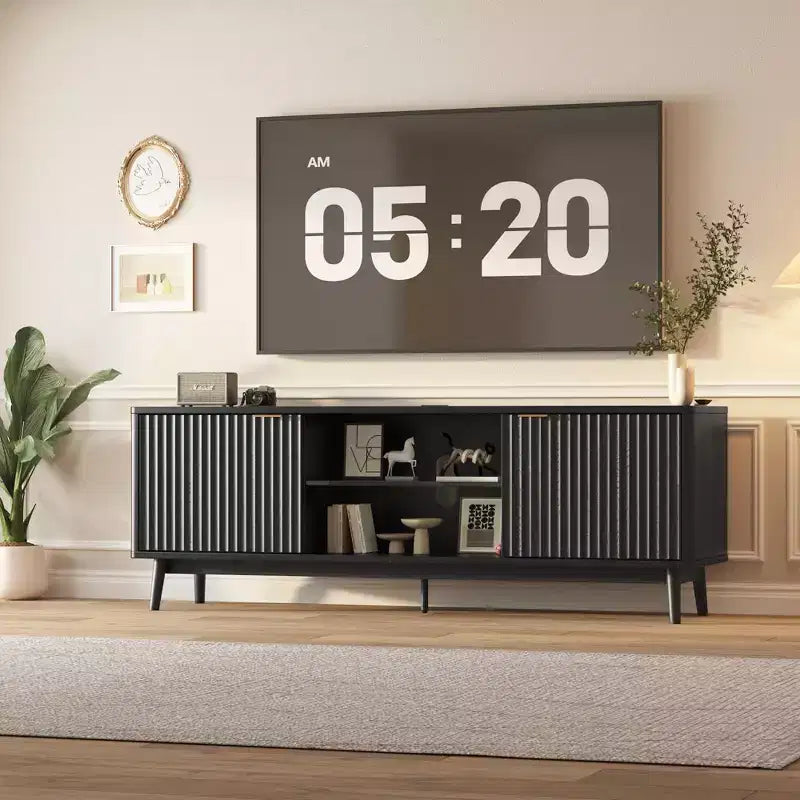 Mobile TV moderno nero da 63" con prese di corrente, ripiano regolabile, ampio spazio di archiviazione, mobile multimediale per soggiorno o camera da letto