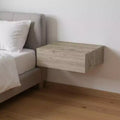 Comodino flottante con un cassetto in legno grigio