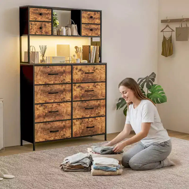 Comò per camera da letto, cassettiera in tessuto con ripiani aperti, piano in legno, organizer con struttura in metallo