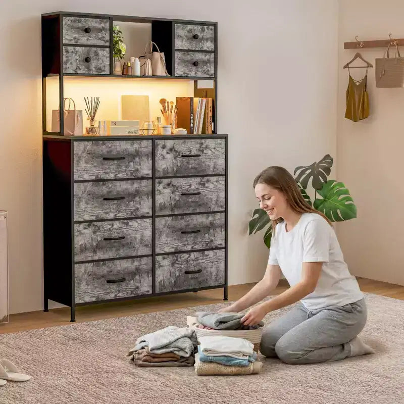 Comò per camera da letto, cassettiera in tessuto con ripiani aperti, piano in legno, organizer con struttura in metallo