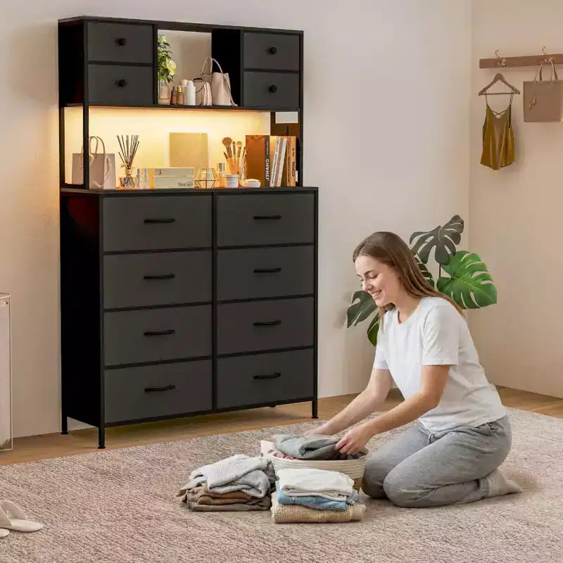 Comò per camera da letto, cassettiera in tessuto con ripiani aperti, piano in legno, organizer con struttura in metallo