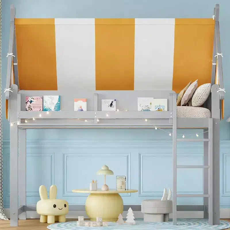 Letto a soppalco con baldacchino a righe bicolore, libreria e scala