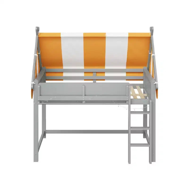 Letto a soppalco con baldacchino a righe bicolore, libreria e scala