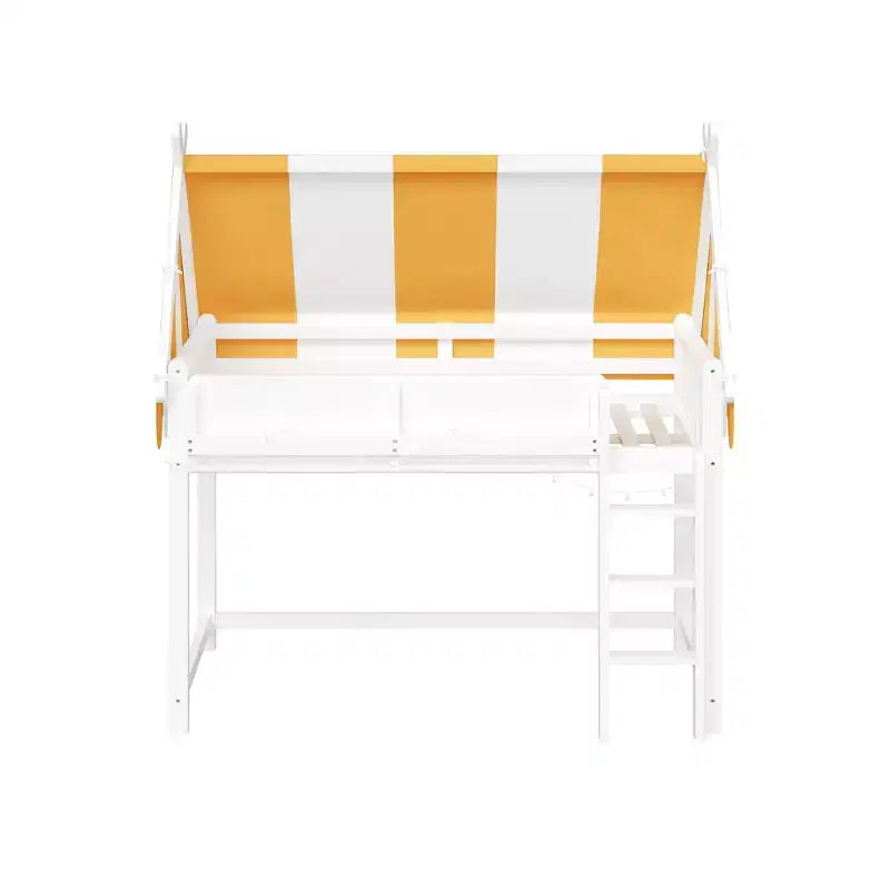 Letto a soppalco con baldacchino a righe bicolore, libreria e scala