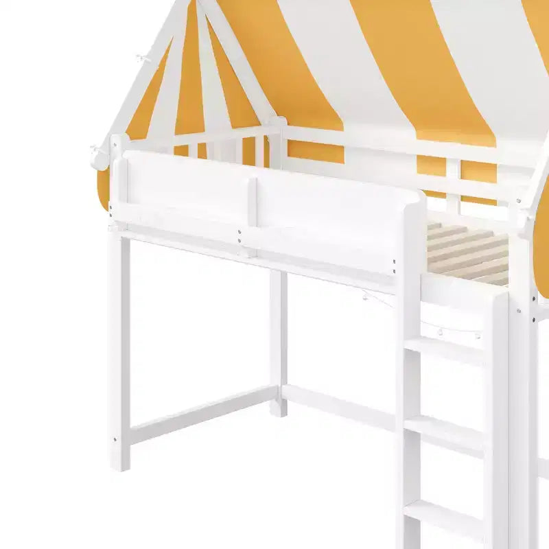 Letto a soppalco con baldacchino a righe bicolore, libreria e scala