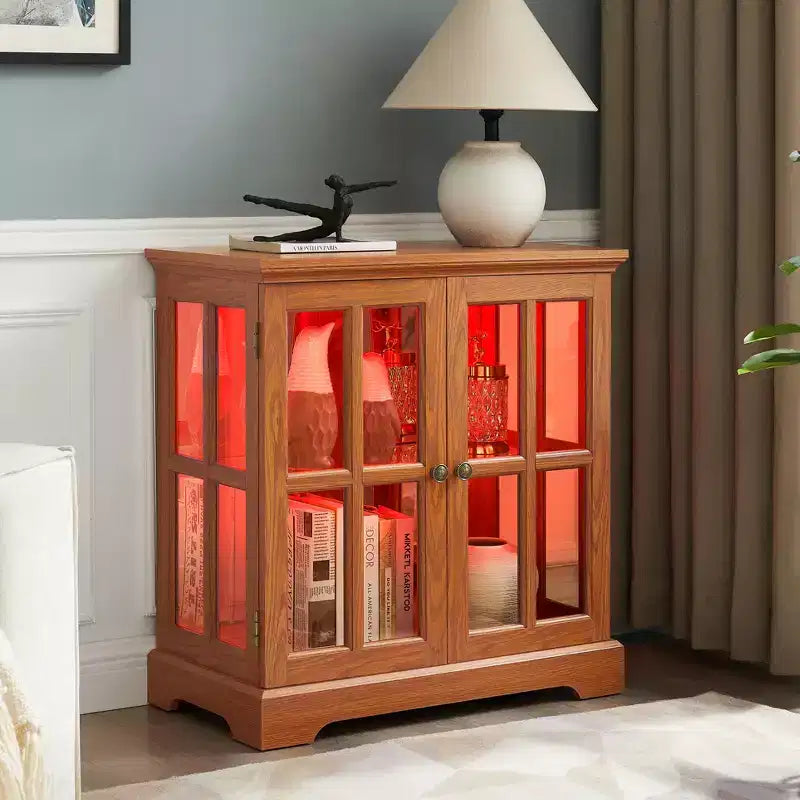 Vetrina antica a LED con ante a traliccio, ripiani regolabili e controllo Bluetooth per un design retrò