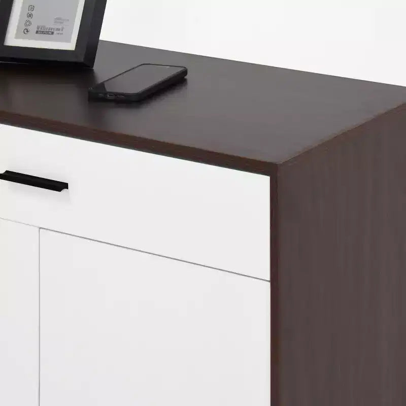 Scarpiera autoportante in legno a quattro ripiani con un cassetto, ante a battente bianche e ripiani regolabili. Ideale per l'ingresso. Noce