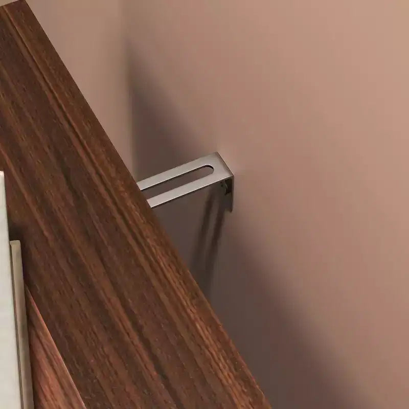 Scarpiera autoportante in legno a quattro ripiani con un cassetto, ante a battente bianche e ripiani regolabili. Ideale per l'ingresso. Noce