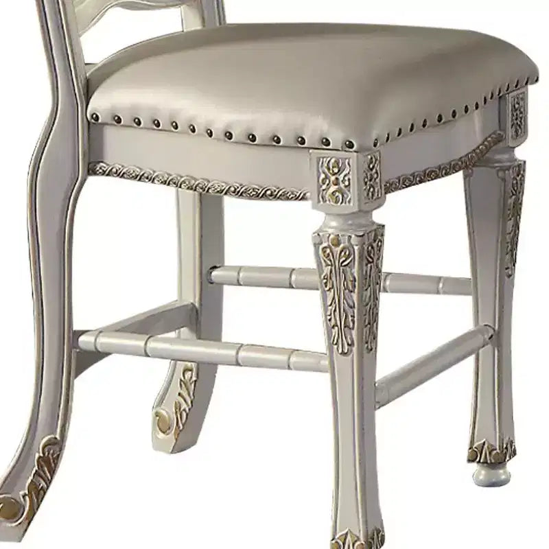 Sedia da pranzo 20" finitura Perla Antica - : Elegante rivestimento in pelle, borchie decorative, struttura in legno