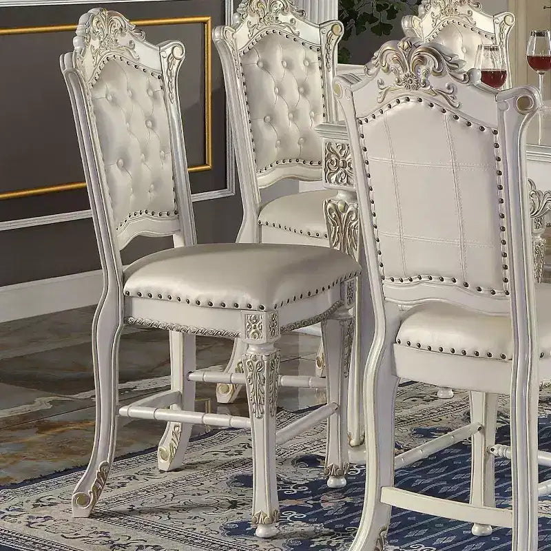 Sedia da pranzo 20" finitura Perla Antica - : Elegante rivestimento in pelle, borchie decorative, struttura in legno