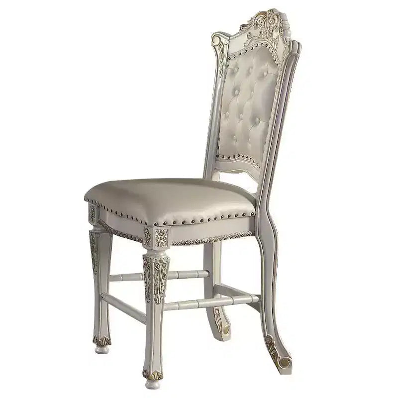 Sedia da pranzo 20" finitura Perla Antica - : Elegante rivestimento in pelle, borchie decorative, struttura in legno