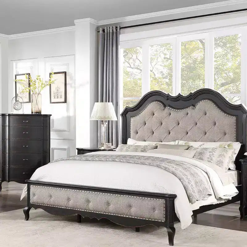 Letto Queen size 5" Chelmsford, tessuto beige, finitura nera anticata - : Rivestimento in lino, struttura in legno, design capitonné