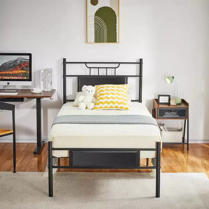 Struttura letto con testiera in legno industriale