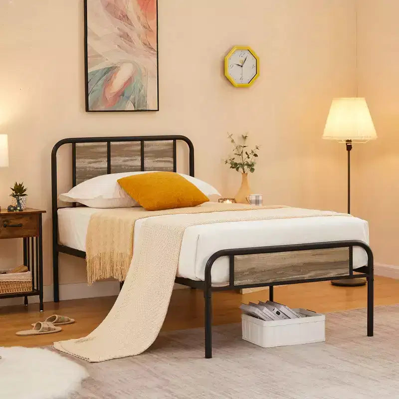 Struttura letto con testiera in legno industriale