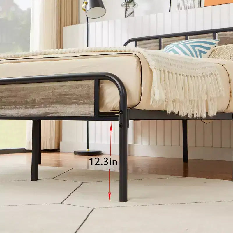 Struttura letto con testiera in legno industriale