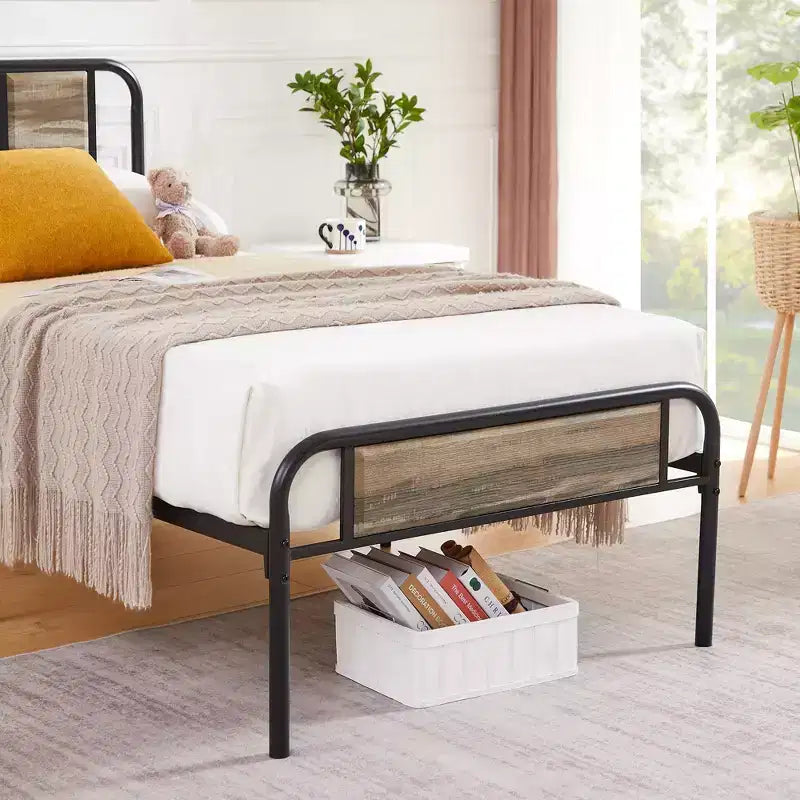 Struttura letto con testiera in legno industriale
