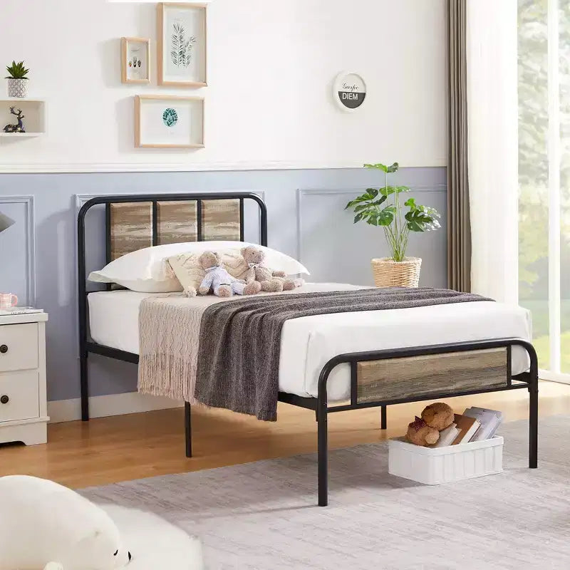 Struttura letto con testiera in legno industriale