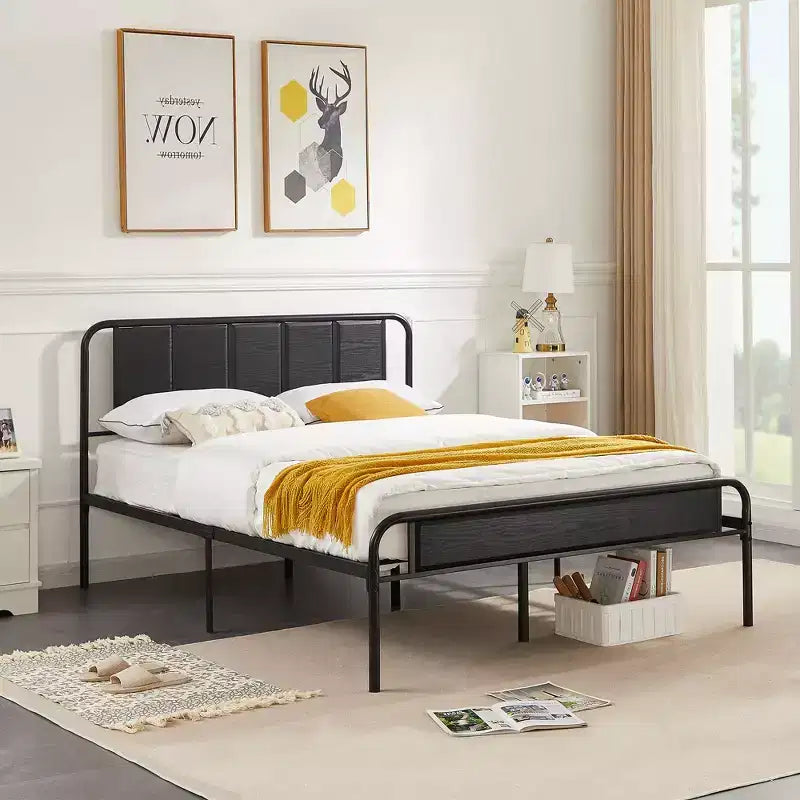 Struttura letto con testiera in legno industriale