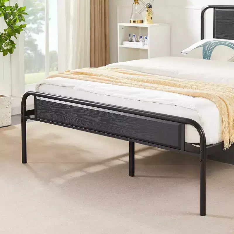 Struttura letto con testiera in legno industriale