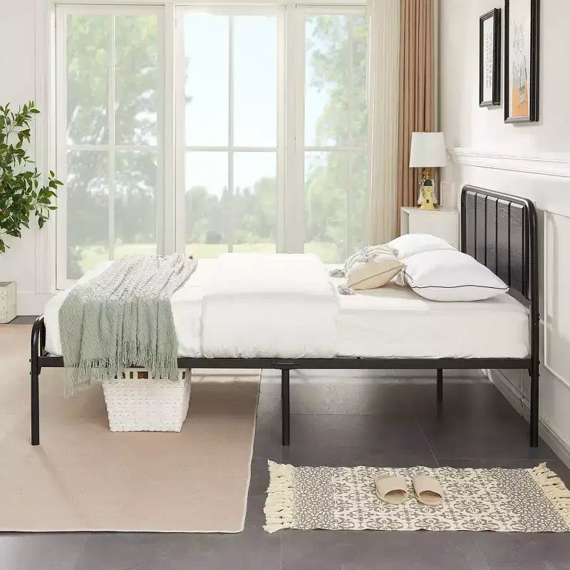 Struttura letto con testiera in legno industriale