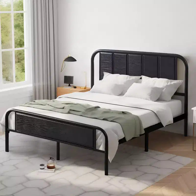 Struttura letto con testiera in legno industriale