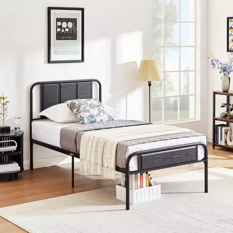 Struttura letto con testiera in legno industriale