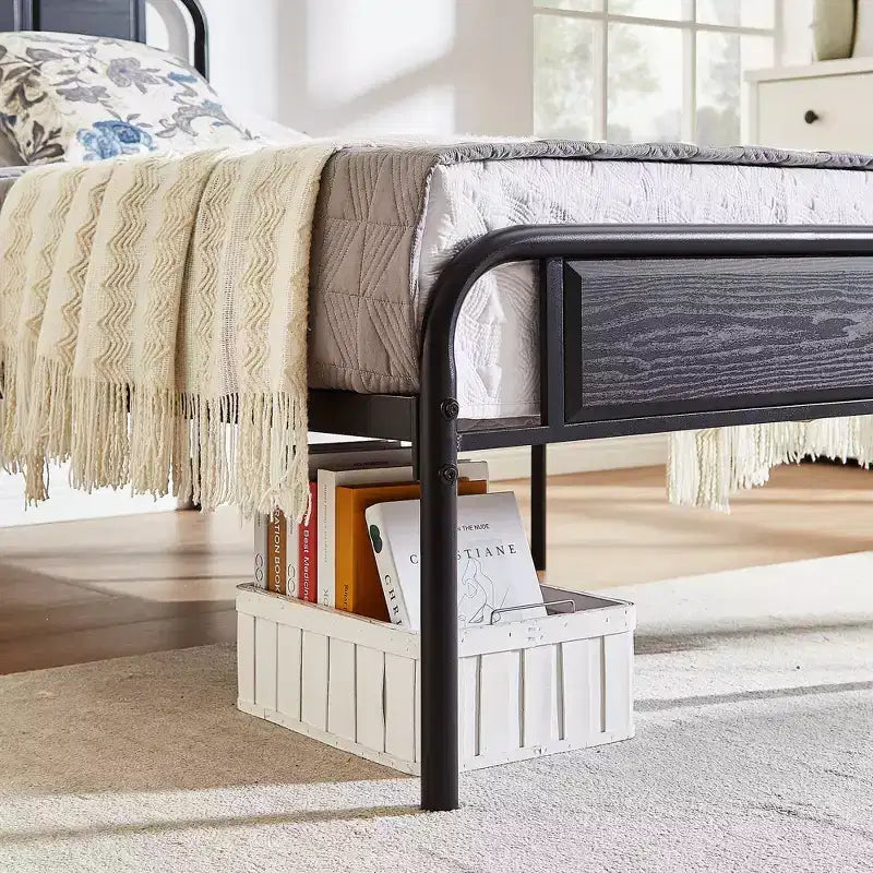 Struttura letto con testiera in legno industriale