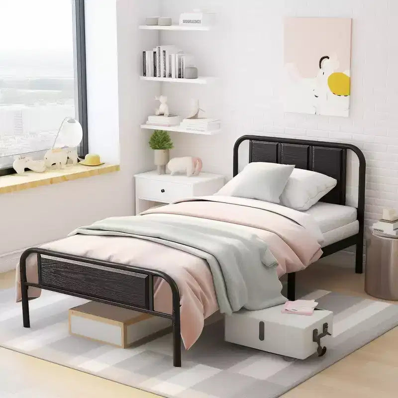 Struttura letto con testiera in legno industriale