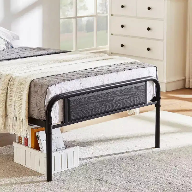 Struttura letto con testiera in legno industriale