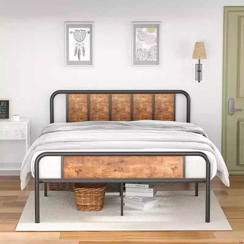 Struttura letto con testiera in legno industriale